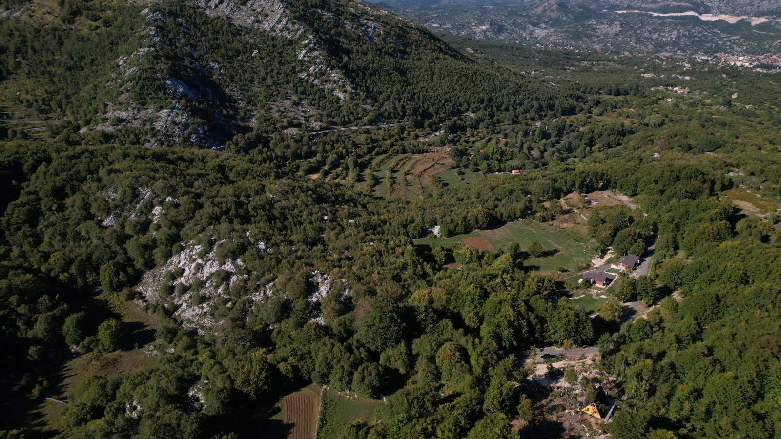 Prodaja zemljišta 2.210 m² sa asfaltnim prilazom i strujom – Bjeloši, Cetinje - Amfora Real Estate