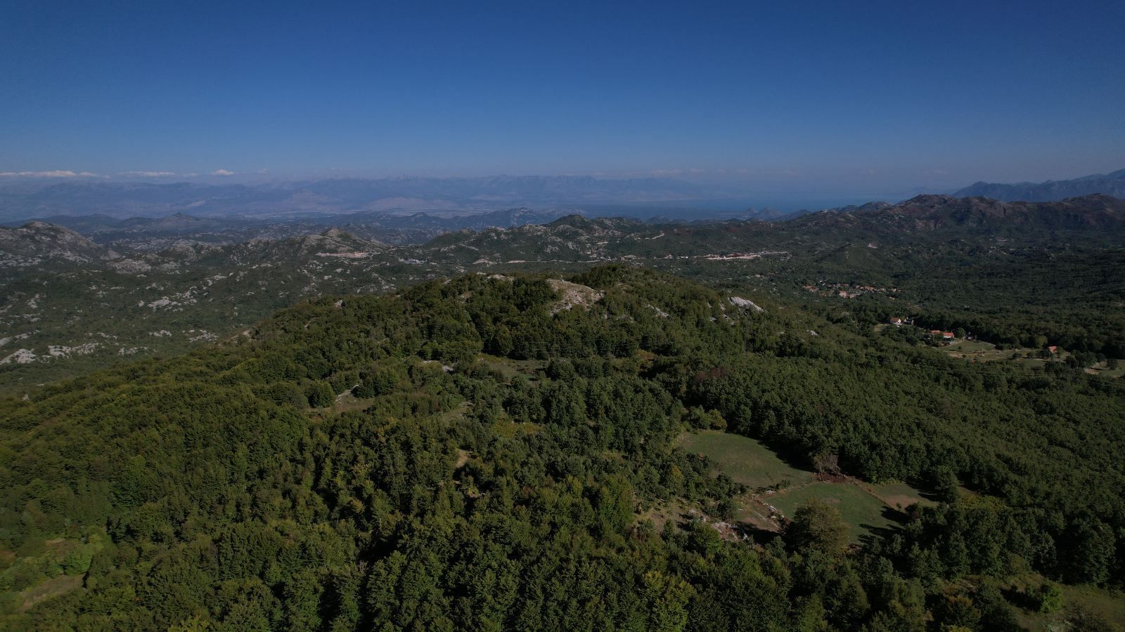 Prodaja zemljišta 2.210 m² sa asfaltnim prilazom i strujom – Bjeloši, Cetinje - Amfora Real Estate