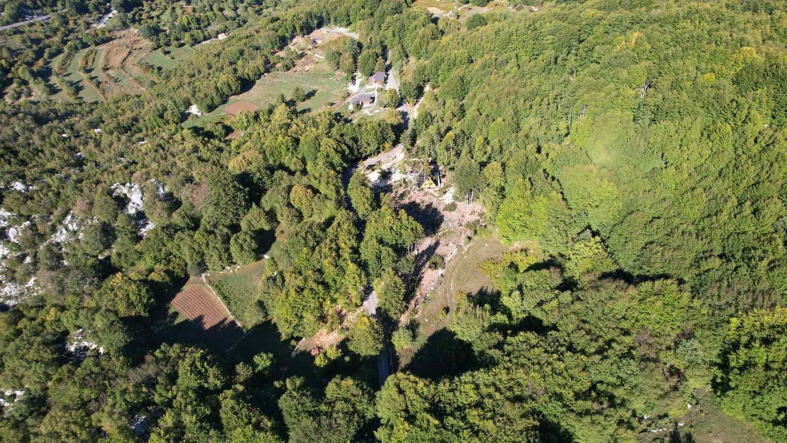 Prodaja zemljišta 2.210 m² sa asfaltnim prilazom i strujom – Bjeloši, Cetinje - Amfora Real Estate