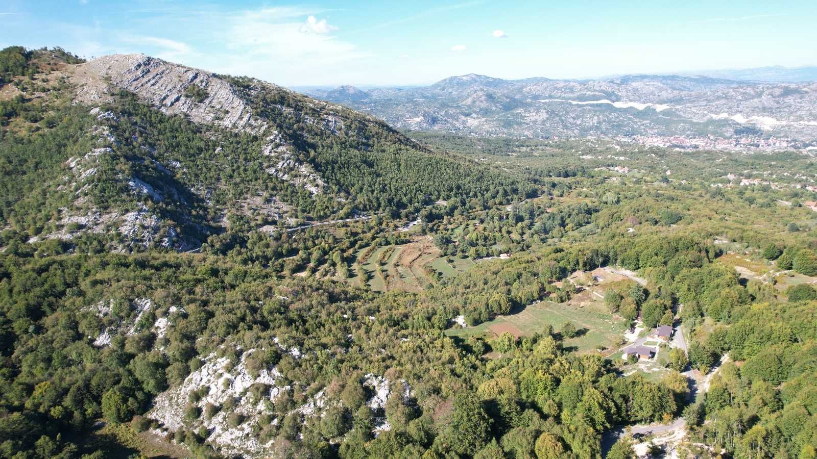 Prodaja zemljišta 2.210 m² sa asfaltnim prilazom i strujom – Bjeloši, Cetinje - Amfora Real Estate