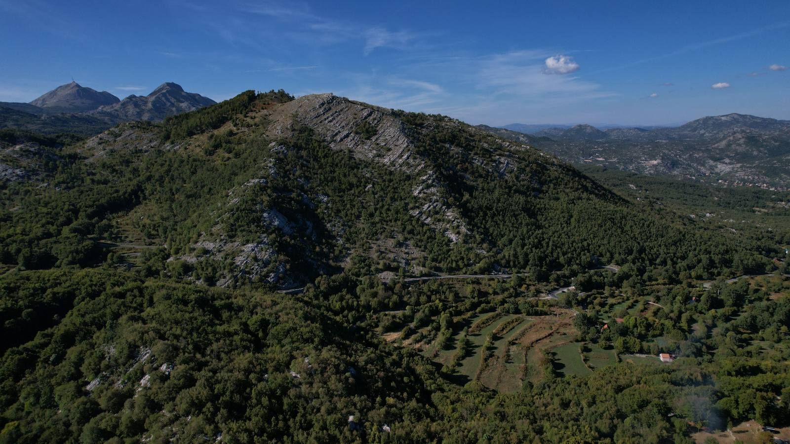 Prodaja zemljišta 2.210 m² sa asfaltnim prilazom i strujom – Bjeloši, Cetinje - Amfora Real Estate