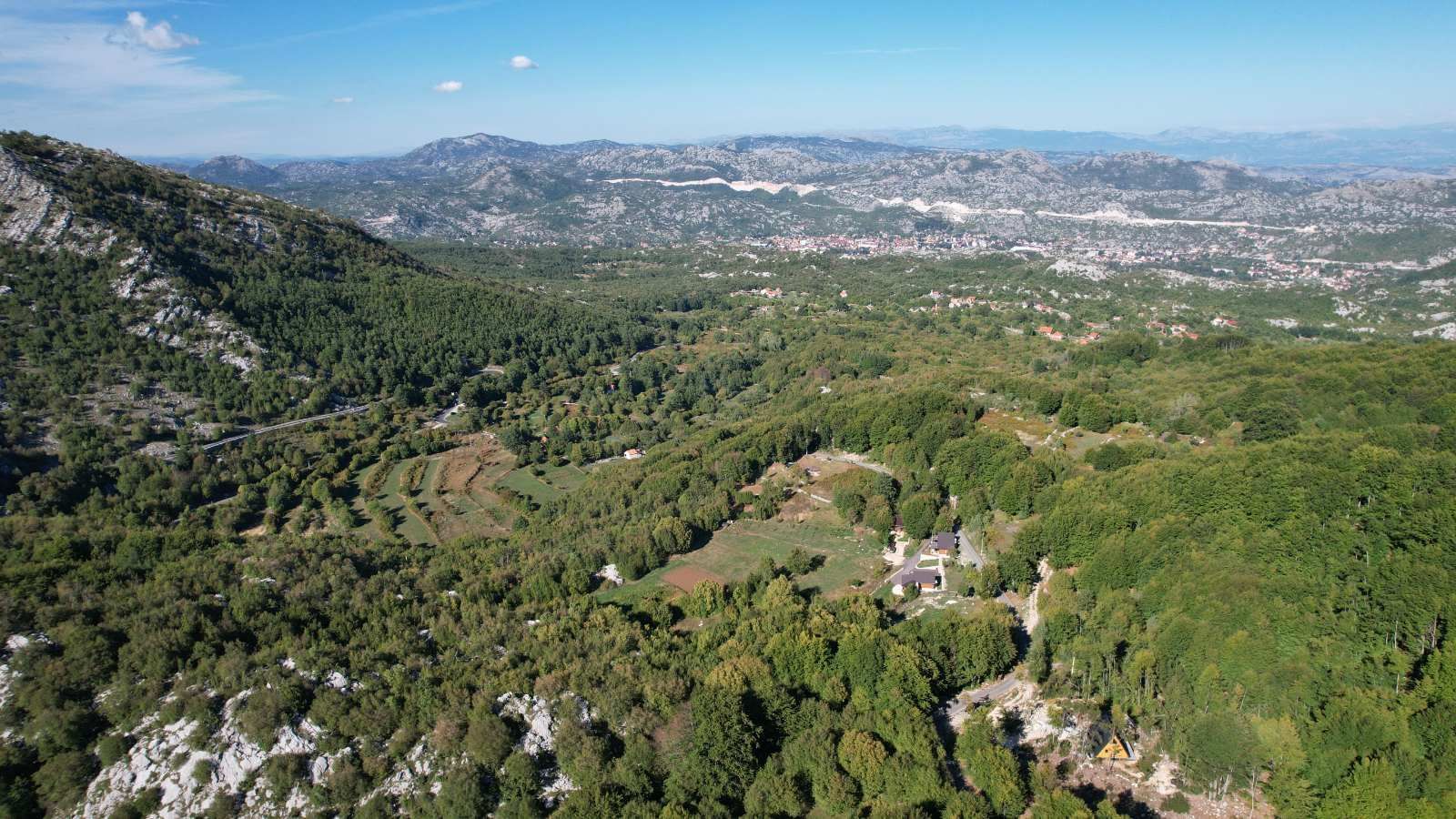 Prodaja zemljišta 2.210 m² sa asfaltnim prilazom i strujom – Bjeloši, Cetinje - Amfora Real Estate