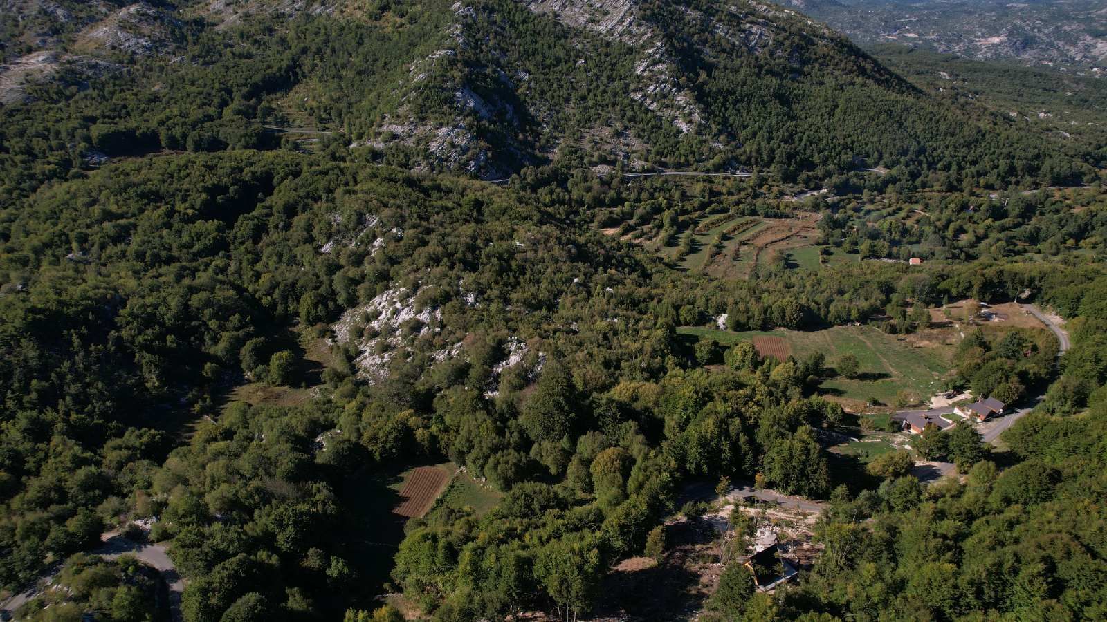 Prodaja zemljišta 2.210 m² sa asfaltnim prilazom i strujom – Bjeloši, Cetinje - Amfora Real Estate