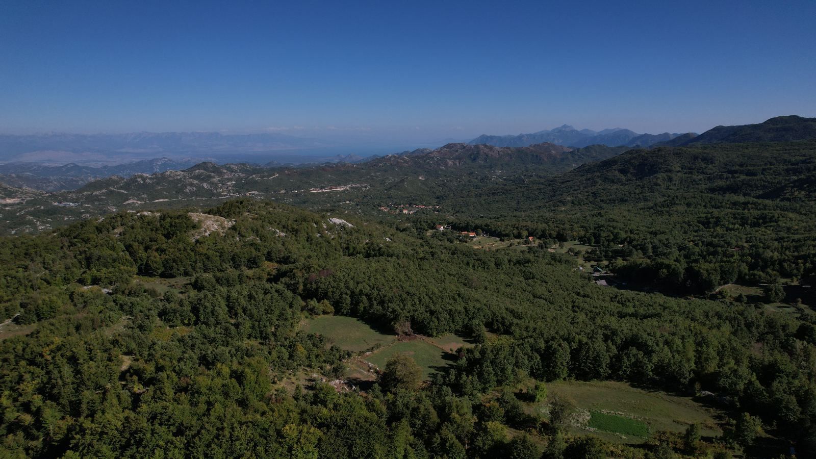 Prodaja zemljišta 2.210 m² sa asfaltnim prilazom i strujom – Bjeloši, Cetinje - Amfora Real Estate