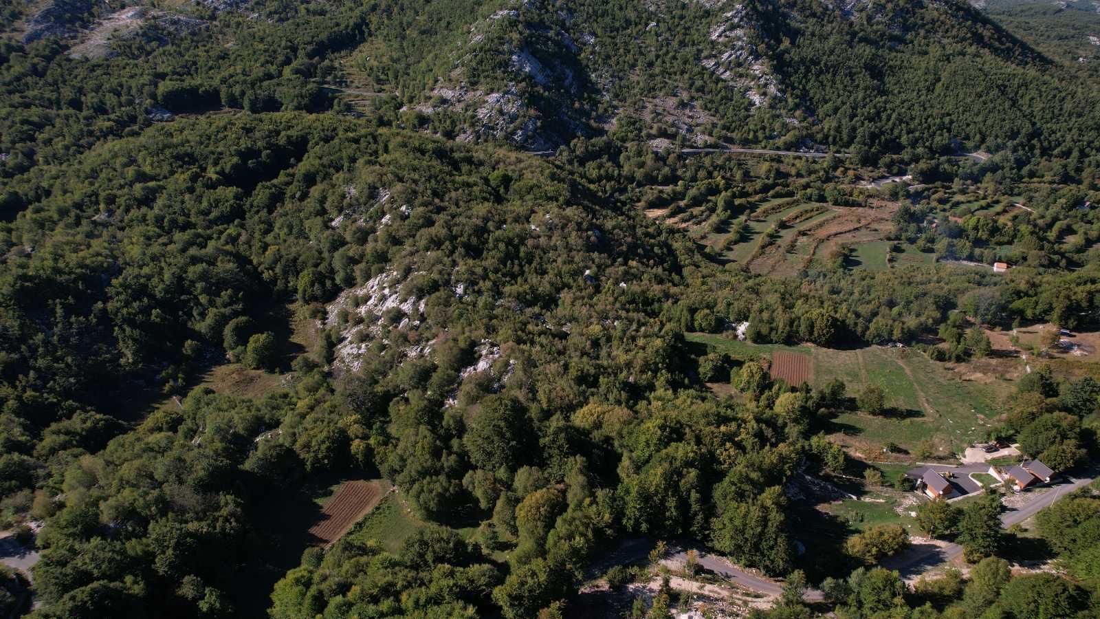 Prodaja zemljišta 2.210 m² sa asfaltnim prilazom i strujom – Bjeloši, Cetinje - Amfora Real Estate