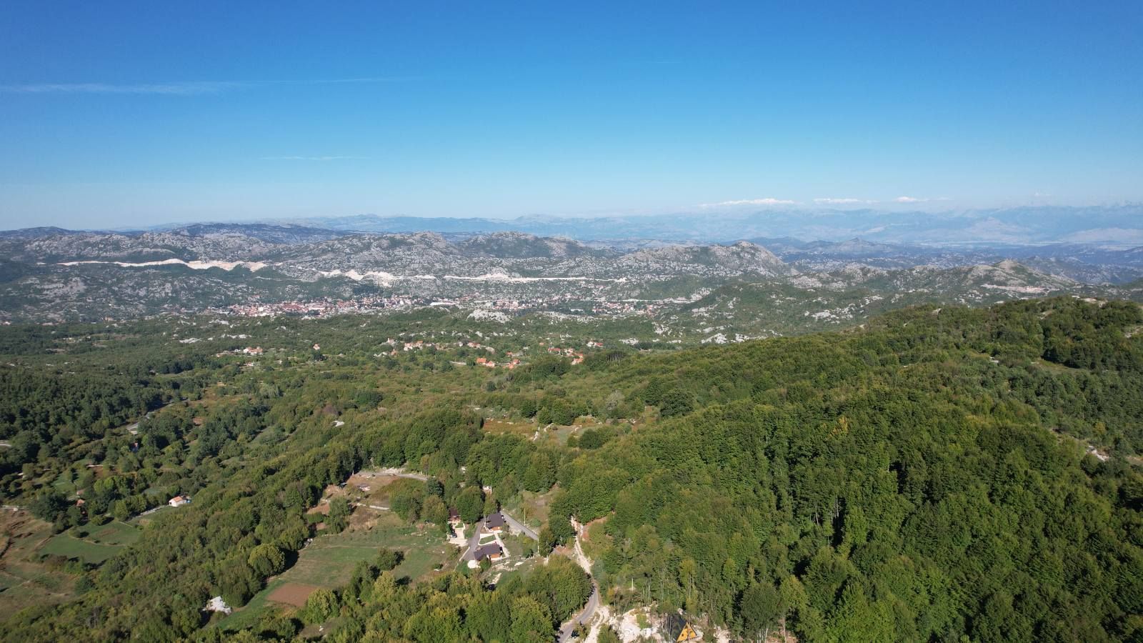 Prodaja zemljišta 2.210 m² sa asfaltnim prilazom i strujom – Bjeloši, Cetinje - Amfora Real Estate
