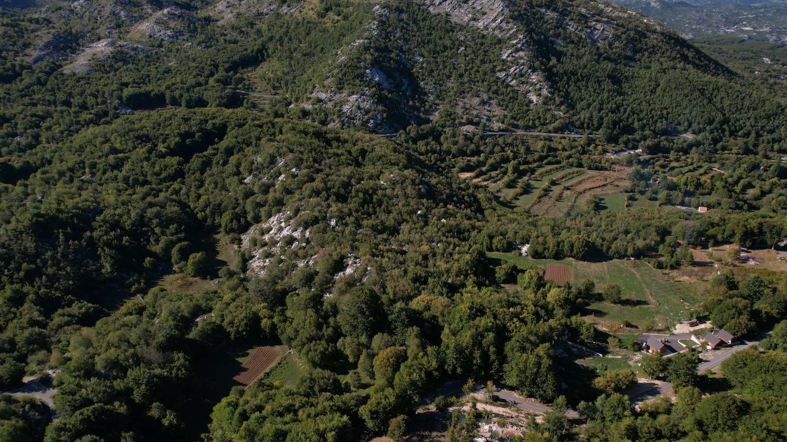 Prodaja zemljišta 2.210 m² sa asfaltnim prilazom i strujom – Bjeloši, Cetinje - Amfora Real Estate