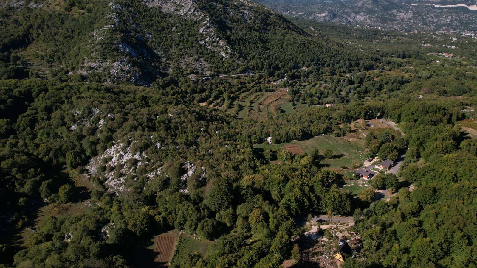 Prodaja zemljišta 2.210 m² sa asfaltnim prilazom i strujom – Bjeloši, Cetinje - Amfora Real Estate