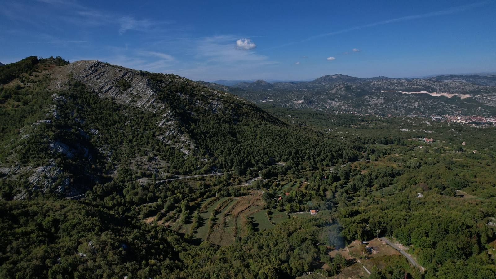 Prodaja zemljišta 2.210 m² sa asfaltnim prilazom i strujom – Bjeloši, Cetinje - Amfora Real Estate