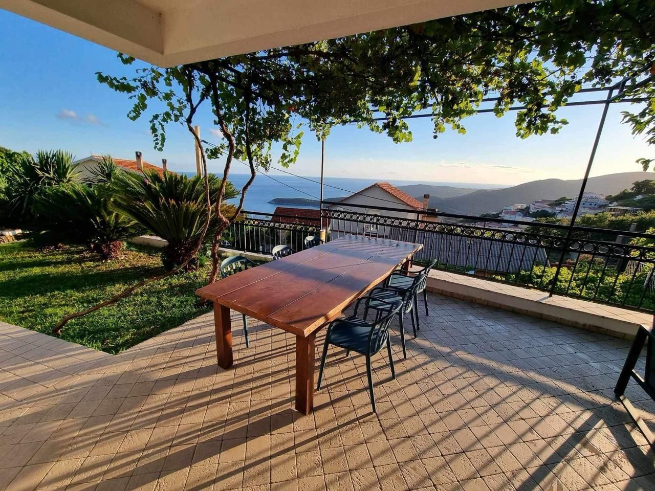 Izdavanje dvosobnog stana 80 m² sa panoramskim pogledom na more (na duzi period) - Amfora Real Estate