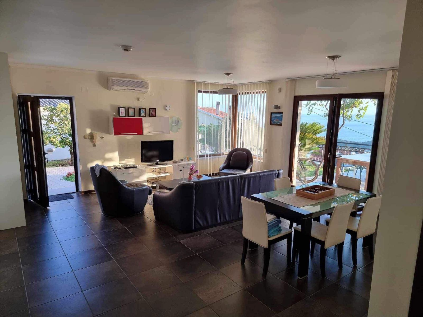 Izdavanje dvosobnog stana 80 m² sa panoramskim pogledom na more (na duzi period) - Amfora Real Estate