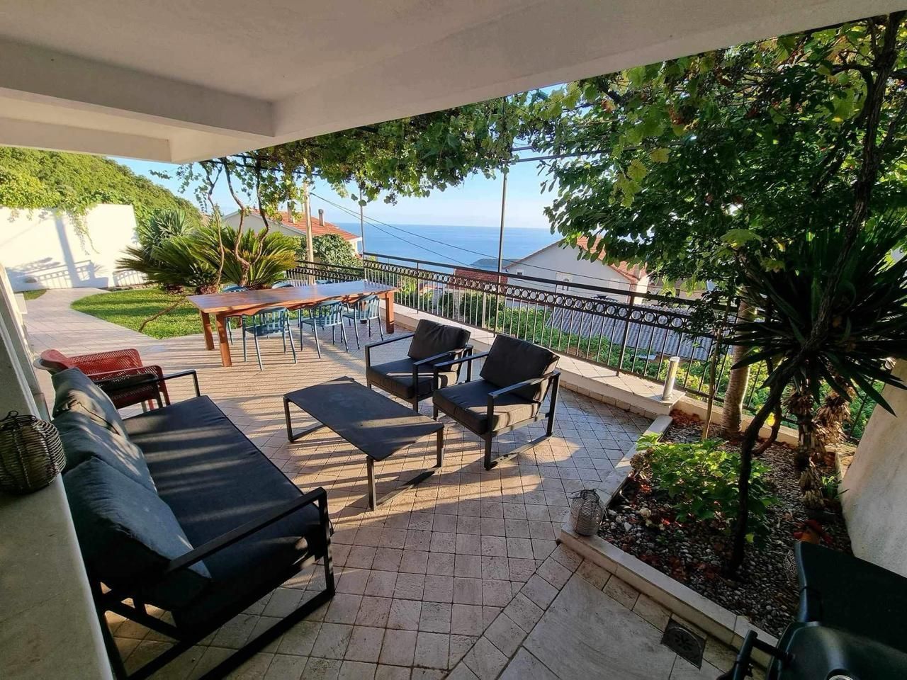 Izdavanje dvosobnog stana 80 m² sa panoramskim pogledom na more (na duzi period) - Amfora Real Estate