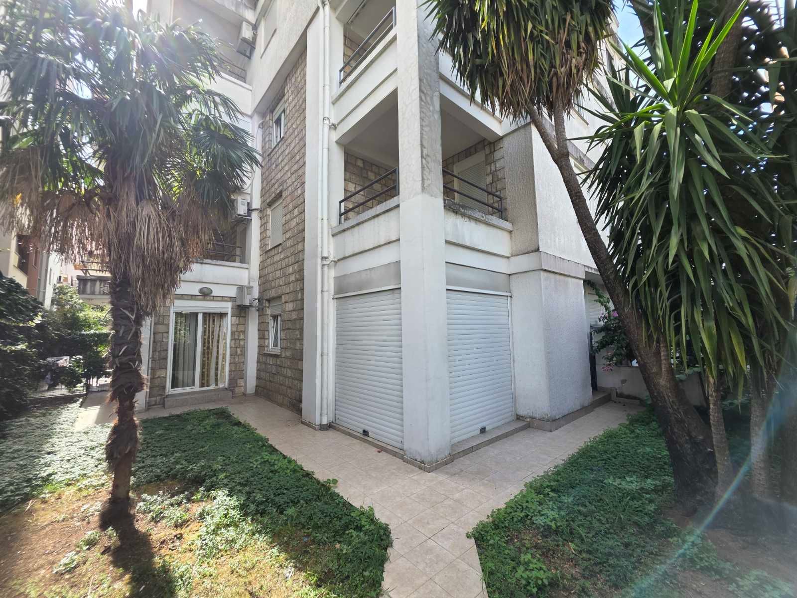 Prodaja dvosobnog stana 70 m² sa dvorištem i baštom – Budva,Centar - Amfora Real Estate