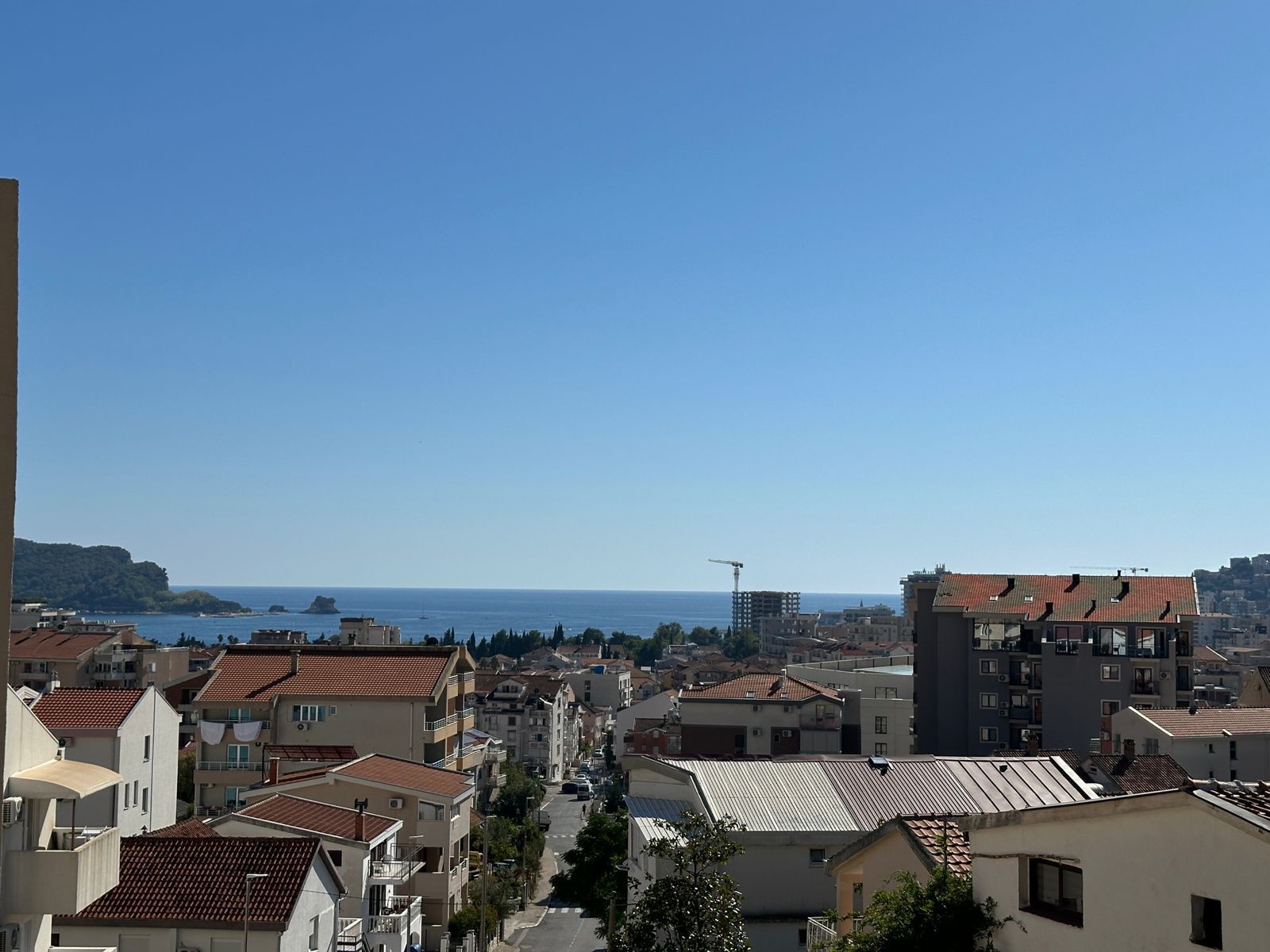 Prodaja dvosobnog stana 54 m² sa panoramskim pogledom na more i parking mestom – Budva, Lazi - Amfora Real Estate