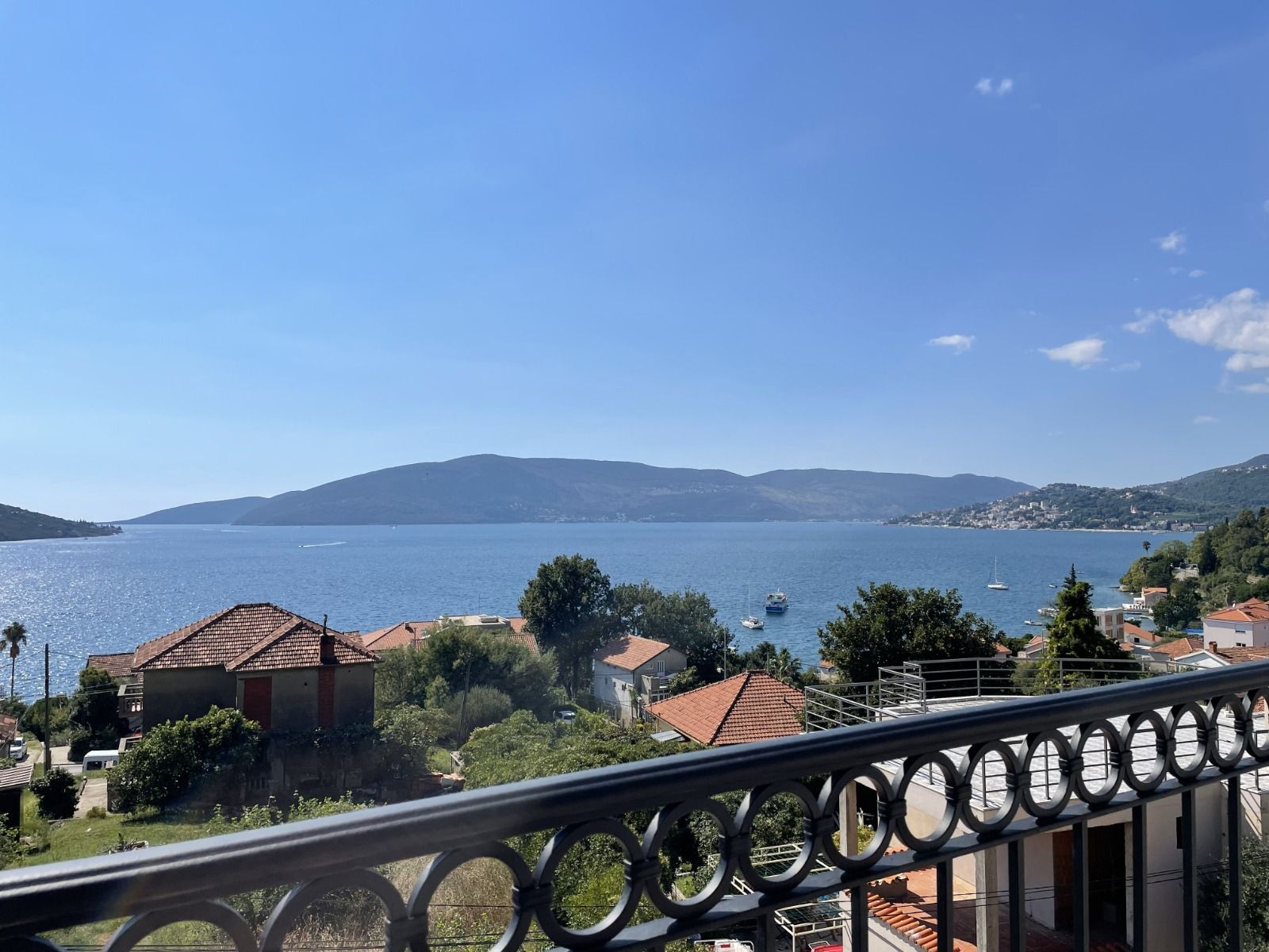 Prodaja jednosobnog stana 46m2 sa panoramskim pogledom na more i parking mestom – Kumbor, Herceg Novi - Amfora Real Estate