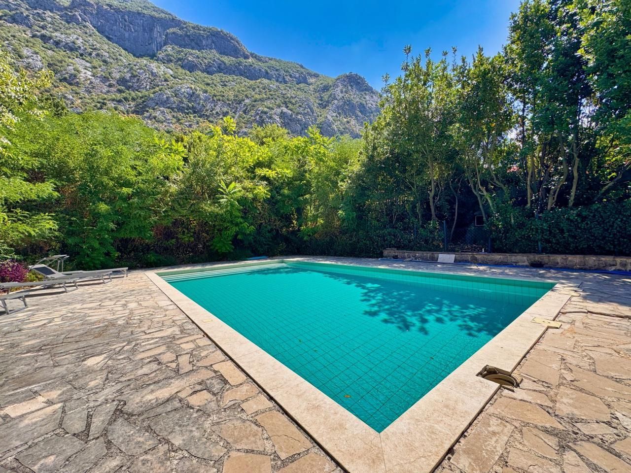 Prodaja dvosobnog apartmana 82m² sa pogledom na more, bazenom i parkingom – Dobrota, Kotor - Amfora Real Estate