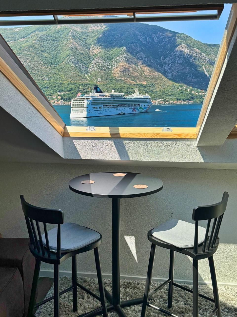 Prodaja dvosobnog apartmana 82m² sa pogledom na more, bazenom i parkingom – Dobrota, Kotor - Amfora Real Estate