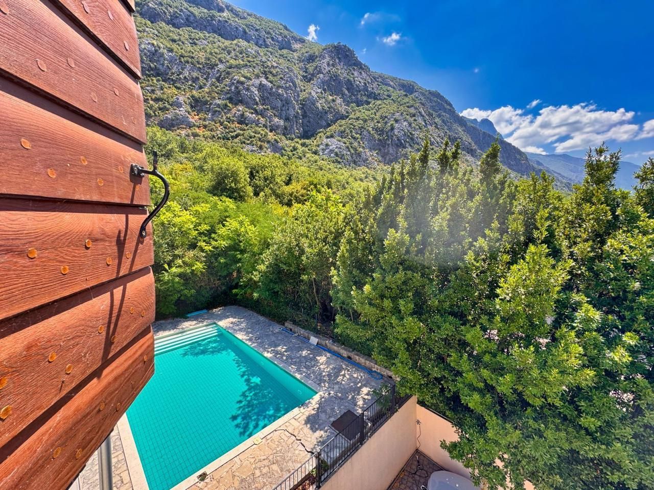 Prodaja dvosobnog apartmana 82m² sa pogledom na more, bazenom i parkingom – Dobrota, Kotor - Amfora Real Estate