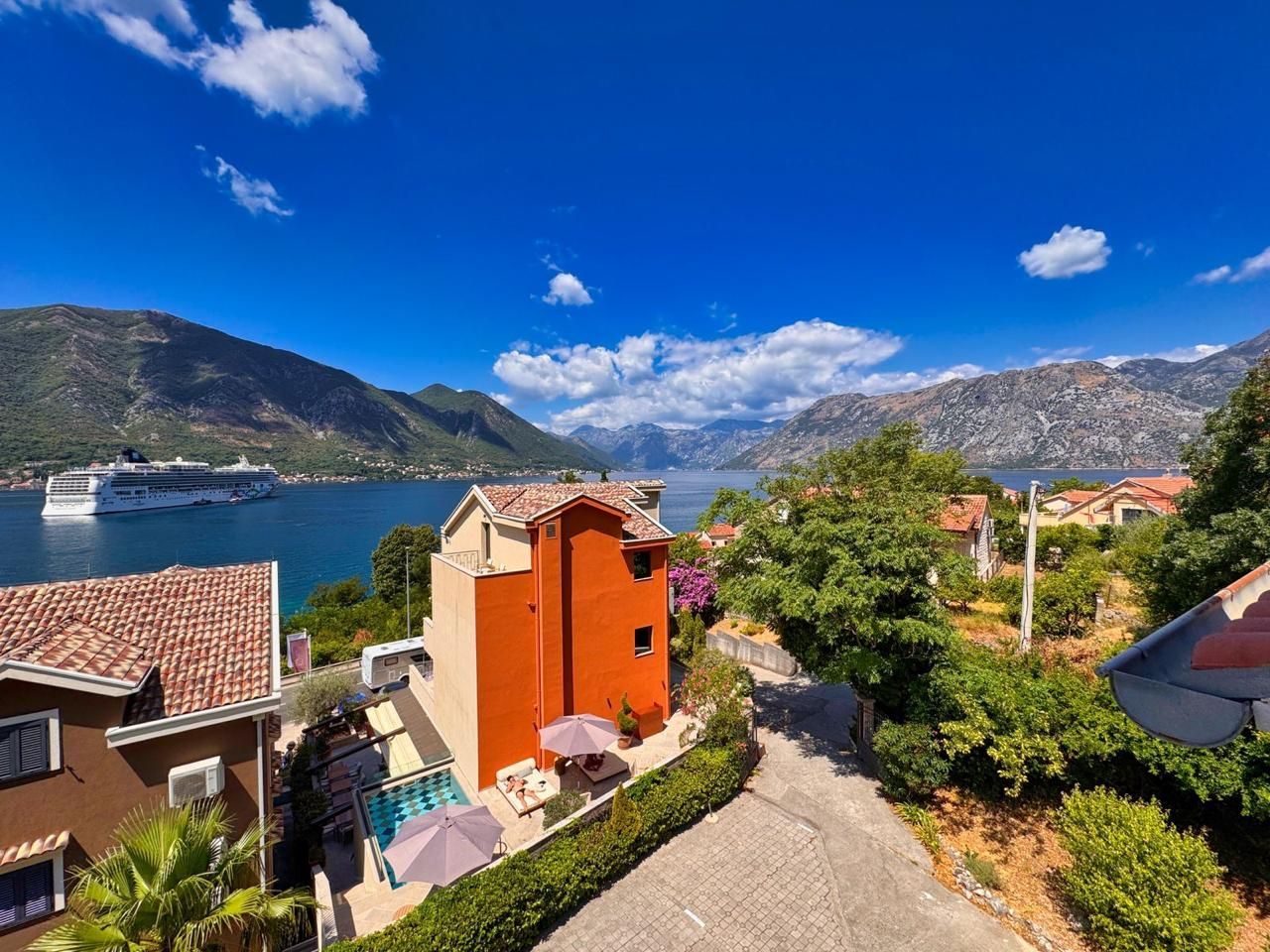 Prodaja dvosobnog apartmana 82m² sa pogledom na more, bazenom i parkingom – Dobrota, Kotor - Amfora Real Estate