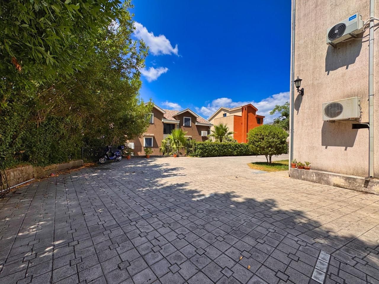 Prodaja dvosobnog apartmana 82m² sa pogledom na more, bazenom i parkingom – Dobrota, Kotor - Amfora Real Estate