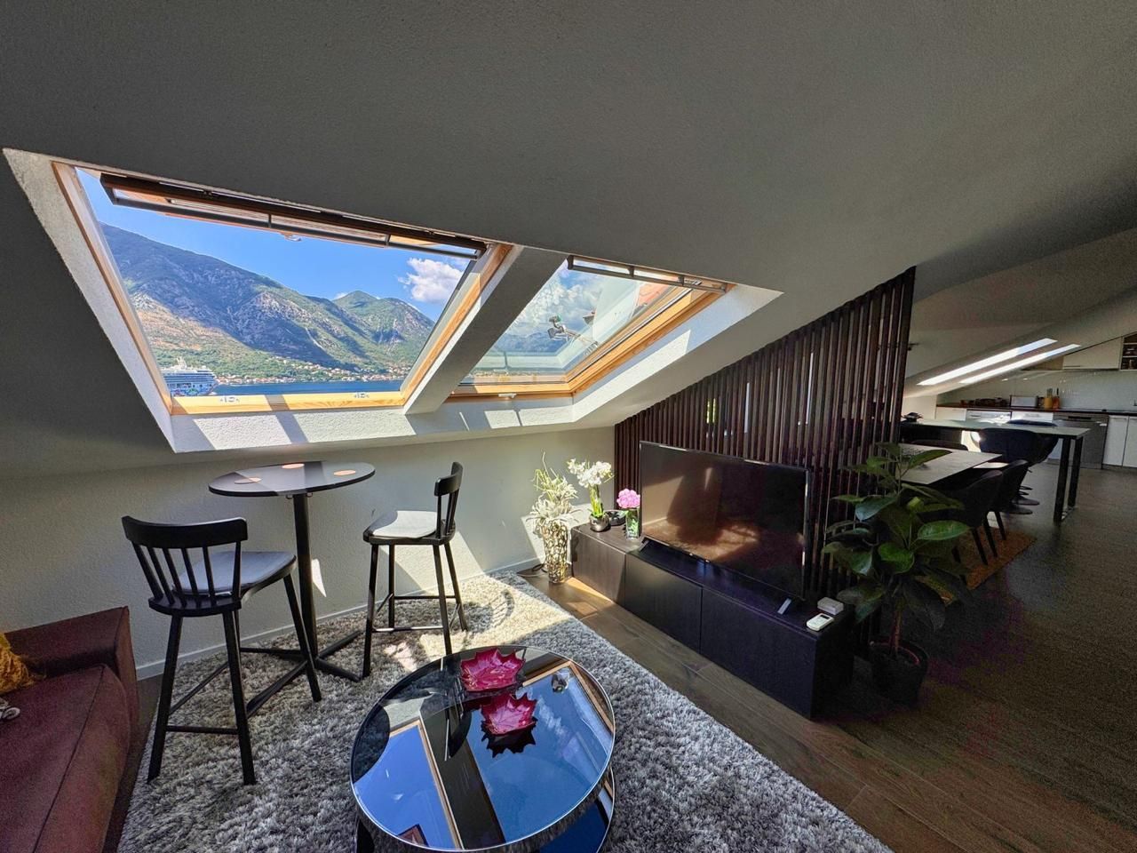 Prodaja dvosobnog apartmana 82m² sa pogledom na more, bazenom i parkingom – Dobrota, Kotor - Amfora Real Estate