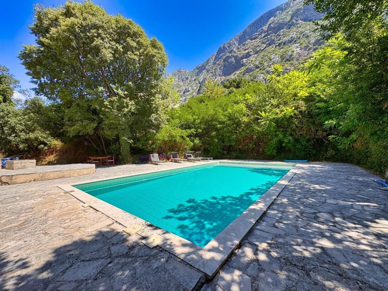 Prodaja dvosobnog apartmana 82m² sa pogledom na more, bazenom i parkingom – Dobrota, Kotor - Amfora Real Estate