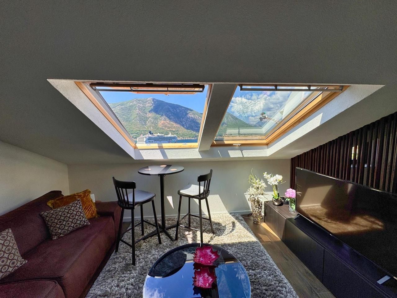 Prodaja dvosobnog apartmana 82m² sa pogledom na more, bazenom i parkingom – Dobrota, Kotor - Amfora Real Estate