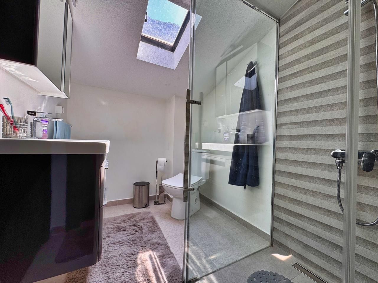 Prodaja dvosobnog apartmana 82m² sa pogledom na more, bazenom i parkingom – Dobrota, Kotor - Amfora Real Estate