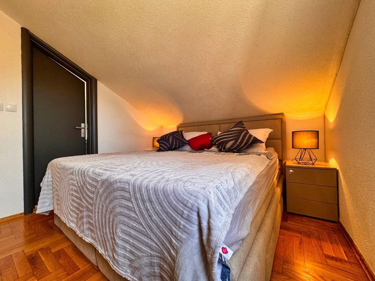 Prodaja dvosobnog apartmana 82m² sa pogledom na more, bazenom i parkingom – Dobrota, Kotor - Amfora Real Estate