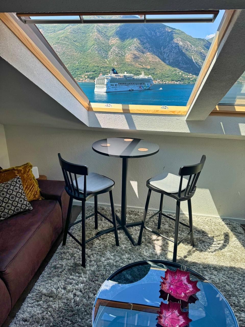 Prodaja dvosobnog apartmana 82m² sa pogledom na more, bazenom i parkingom – Dobrota, Kotor - Amfora Real Estate