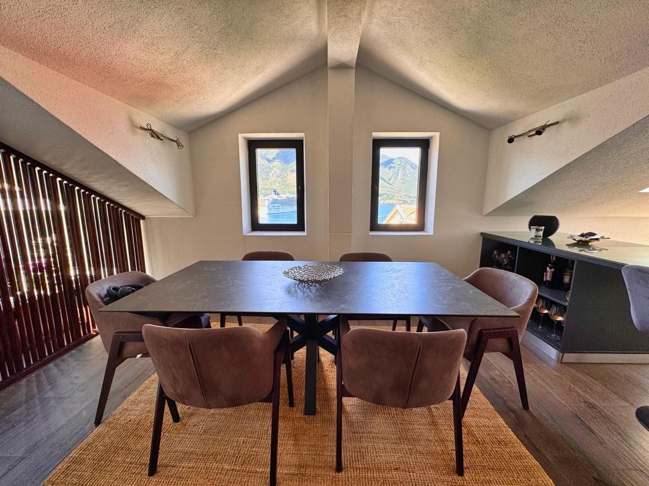 Prodaja dvosobnog apartmana 82m² sa pogledom na more, bazenom i parkingom – Dobrota, Kotor - Amfora Real Estate