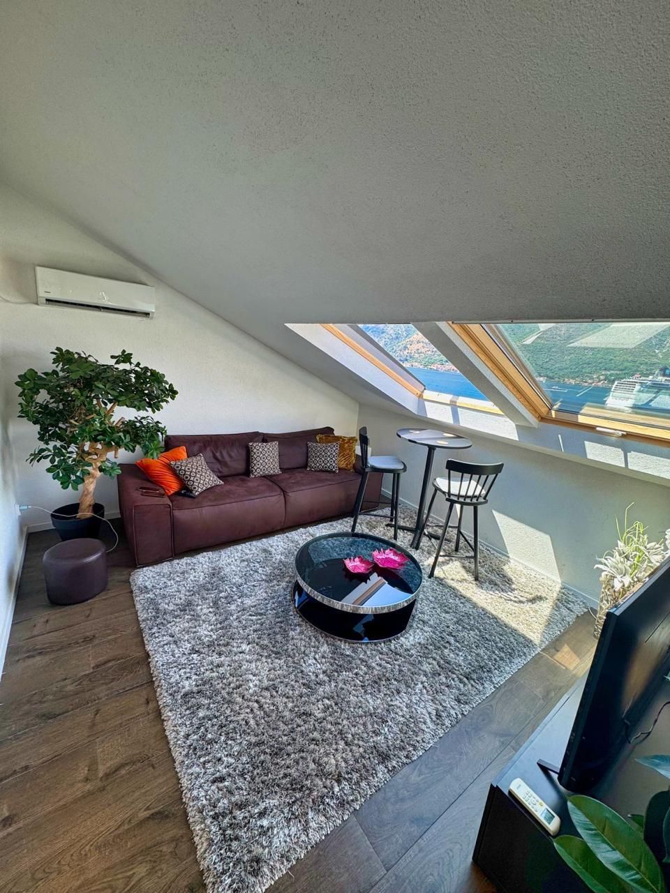 Prodaja dvosobnog apartmana 82m² sa pogledom na more, bazenom i parkingom – Dobrota, Kotor - Amfora Real Estate