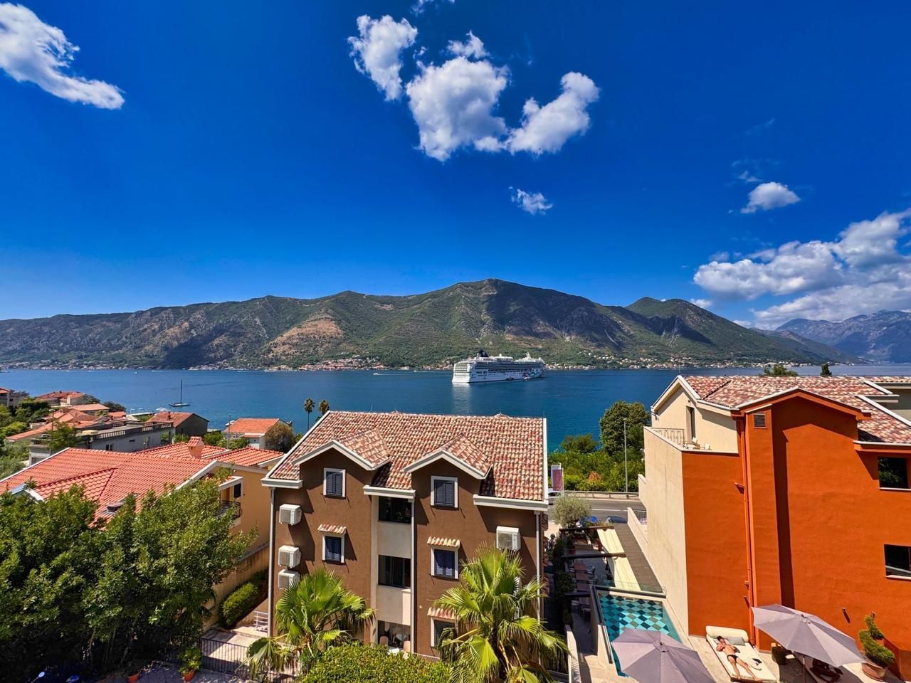 Prodaja dvosobnog apartmana 82m² sa pogledom na more, bazenom i parkingom – Dobrota, Kotor - Amfora Real Estate