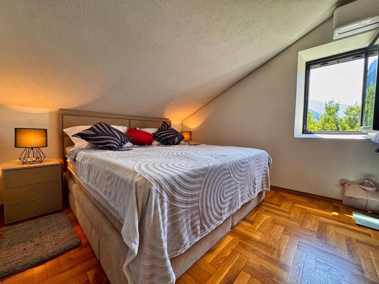 Prodaja dvosobnog apartmana 82m² sa pogledom na more, bazenom i parkingom – Dobrota, Kotor - Amfora Real Estate