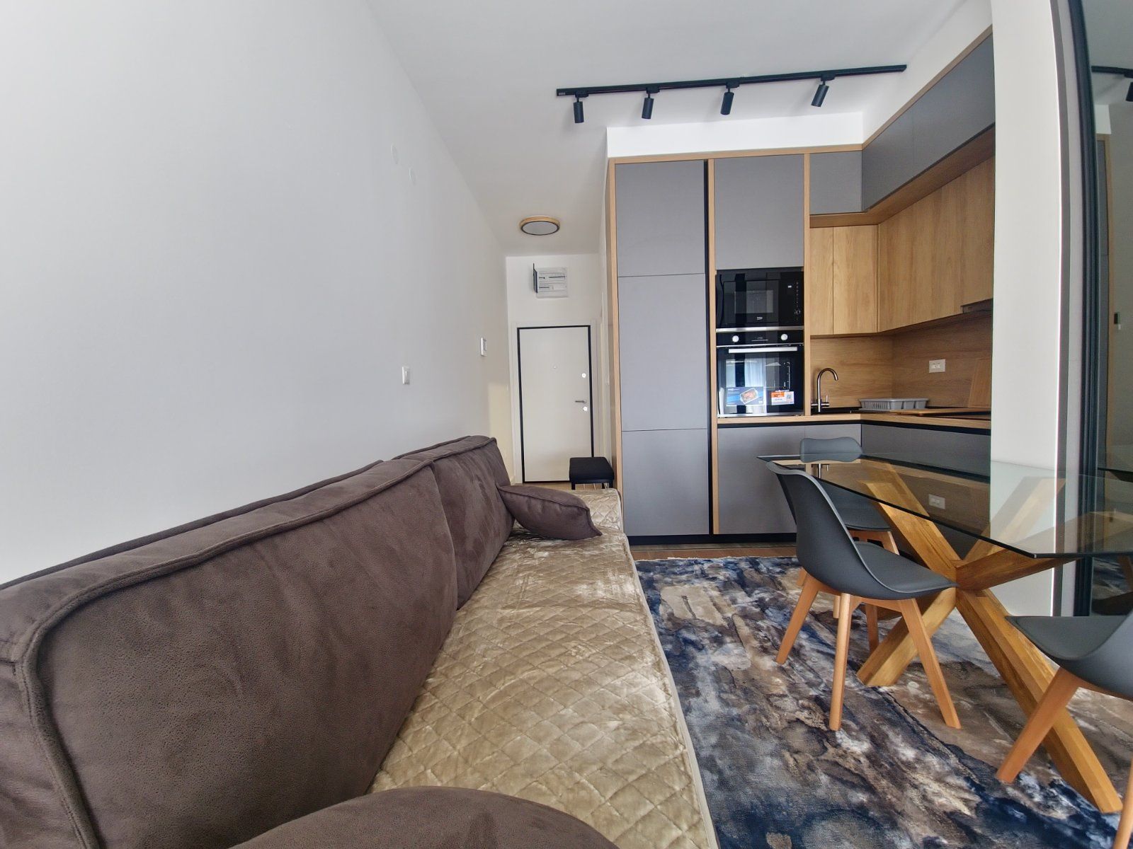 Izdavanje studio apartmana sa pogledom na more i garaznim mestom u luksuznom kompleksu 