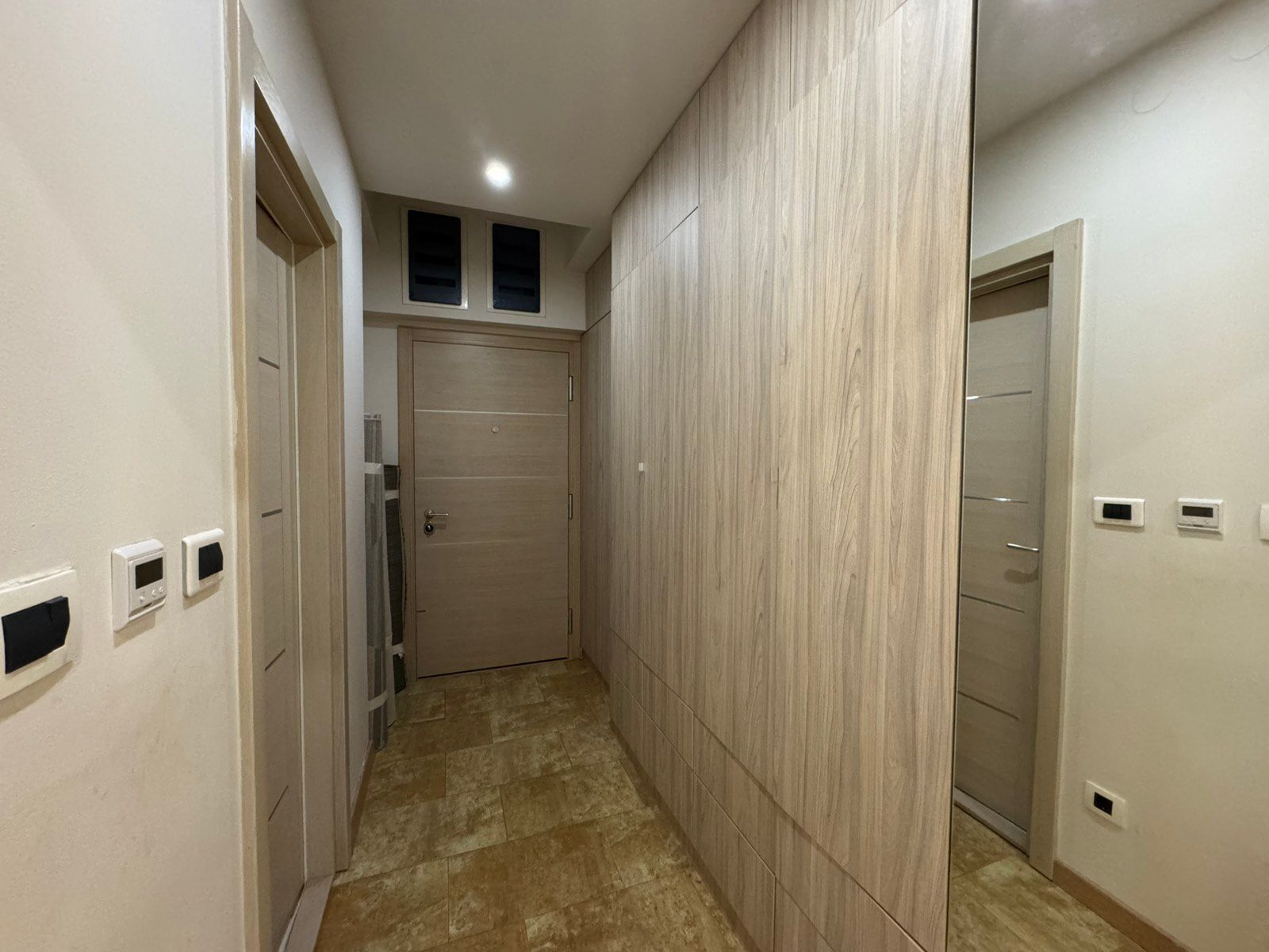 Prodaja moderno opremljenog dvosobnog stana 82 m² – Budva, Rozino | Nivel zgrada - Amfora Real Estate