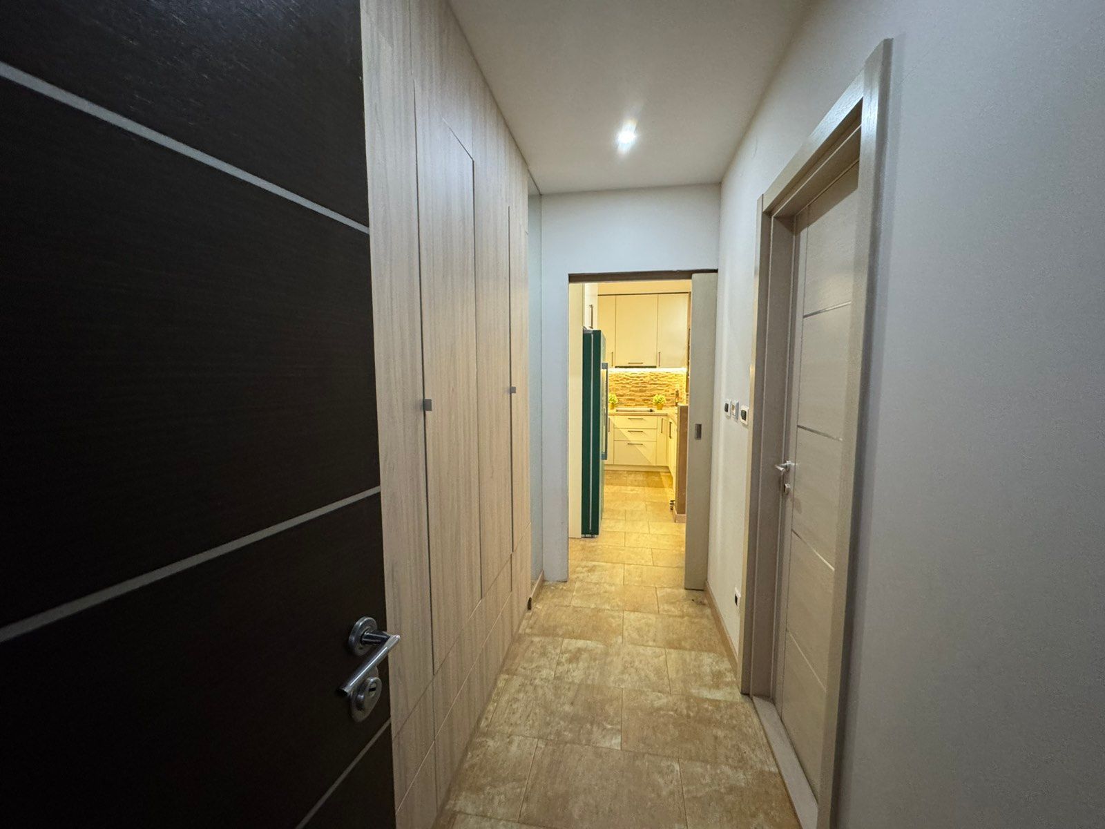 Prodaja moderno opremljenog dvosobnog stana 82 m² – Budva, Rozino | Nivel zgrada - Amfora Real Estate