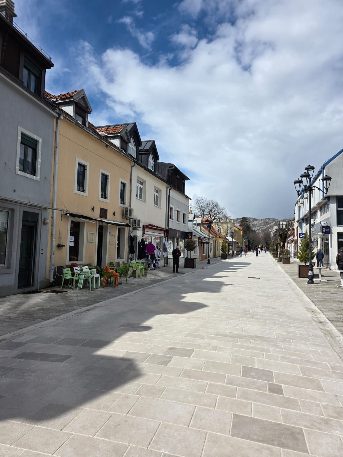 Izdavanje poslovnog prostora u centru Cetinja – prometna lokacija, 80 m² sa suterenom,magacinom i parking mestom - Amfora Real Estate