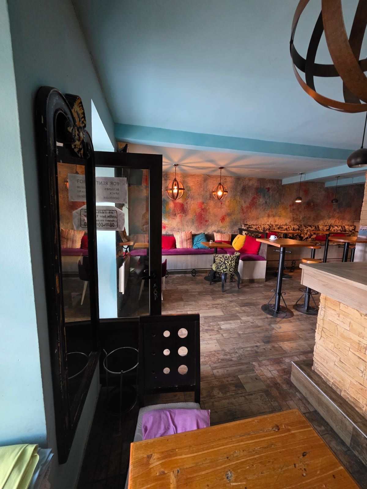 Izdavanje poslovnog prostora u centru Cetinja – prometna lokacija, 80 m² sa suterenom,magacinom i parking mestom - Amfora Real Estate