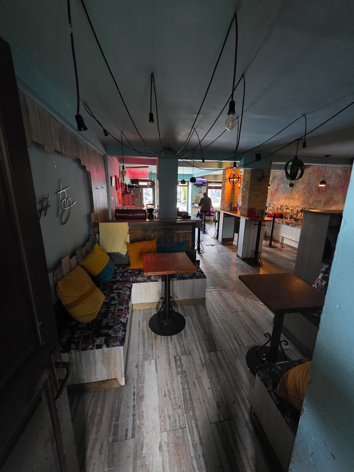 Izdavanje poslovnog prostora u centru Cetinja – prometna lokacija, 80 m² sa suterenom,magacinom i parking mestom - Amfora Real Estate