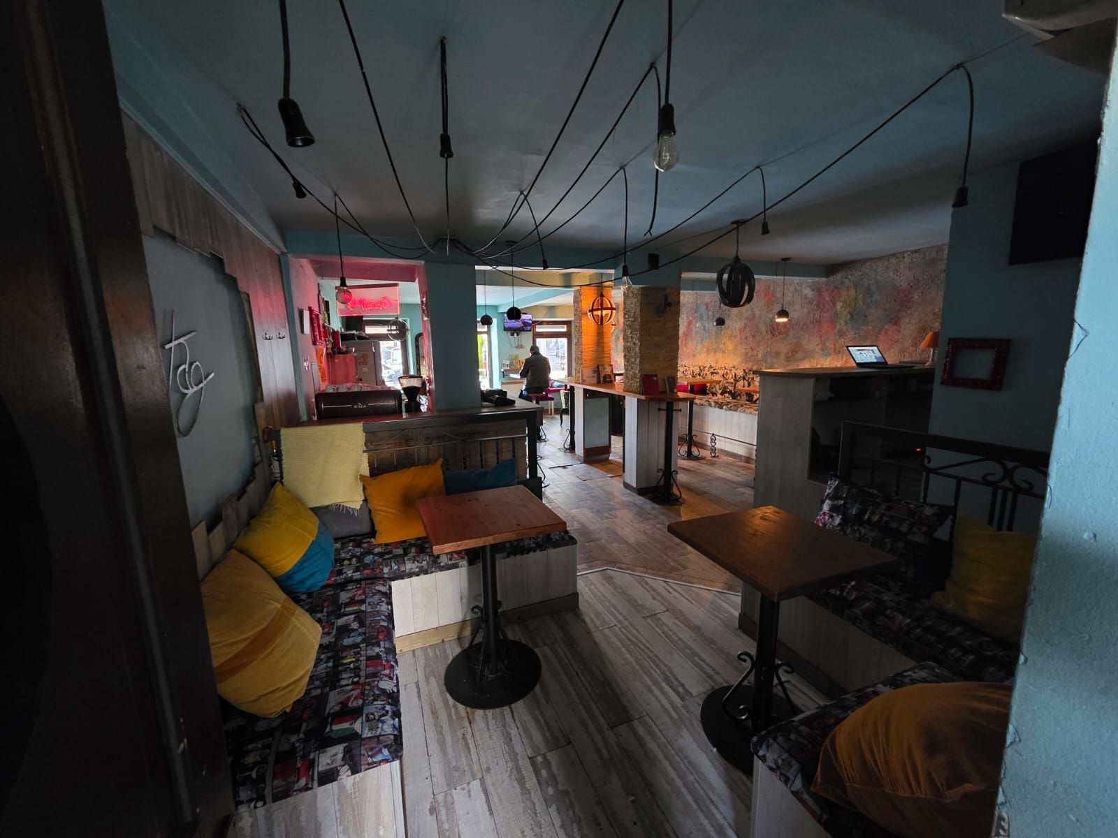 Izdavanje poslovnog prostora u centru Cetinja – prometna lokacija, 80 m² sa suterenom,magacinom i parking mestom - Amfora Real Estate