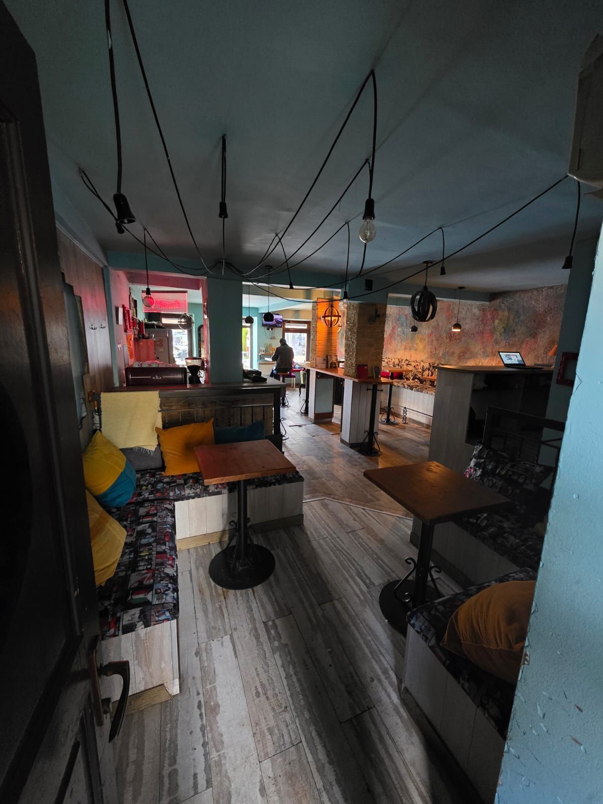 Izdavanje poslovnog prostora u centru Cetinja – prometna lokacija, 80 m² sa suterenom,magacinom i parking mestom - Amfora Real Estate