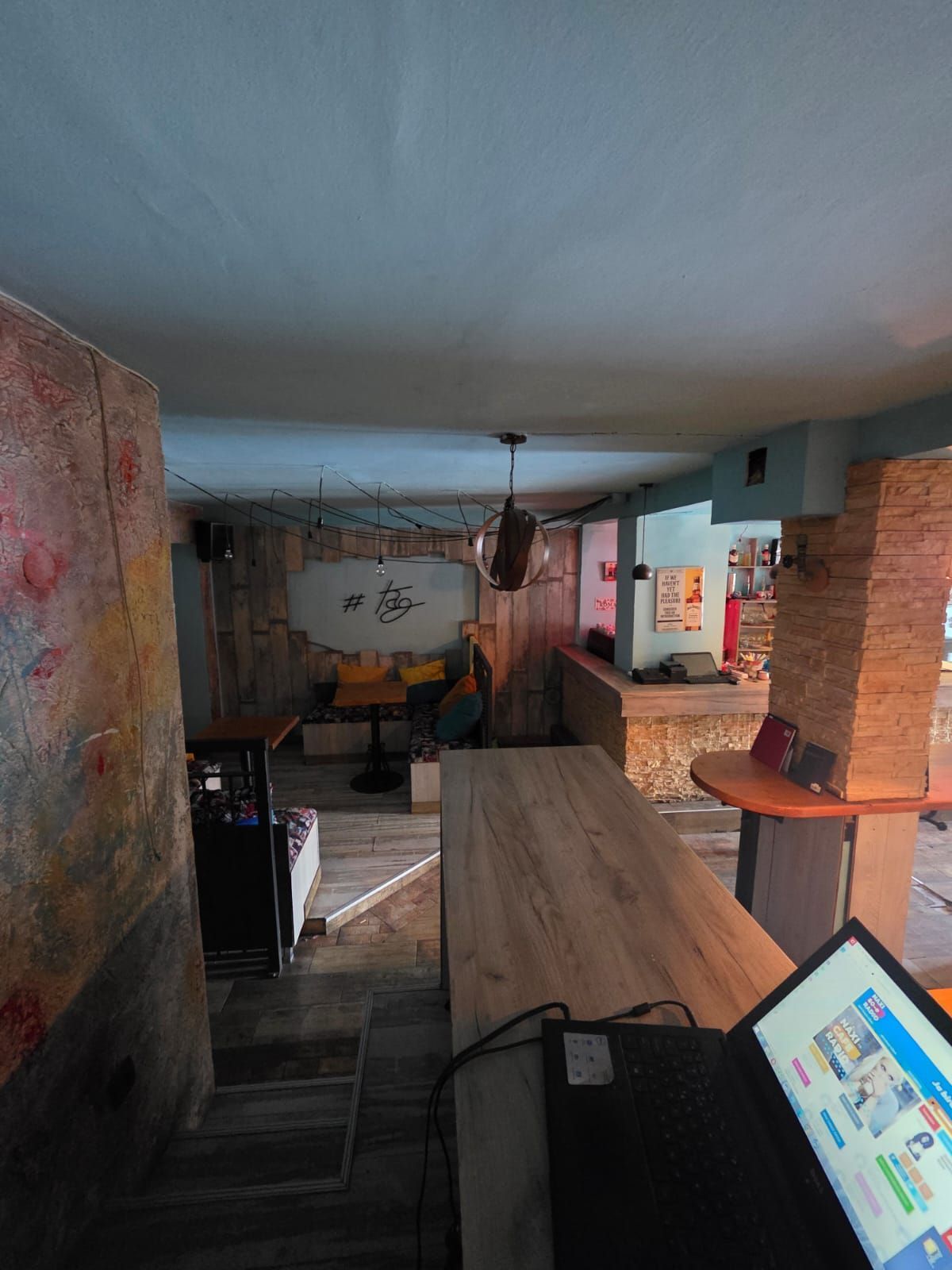 Izdavanje poslovnog prostora u centru Cetinja – prometna lokacija, 80 m² sa suterenom,magacinom i parking mestom - Amfora Real Estate