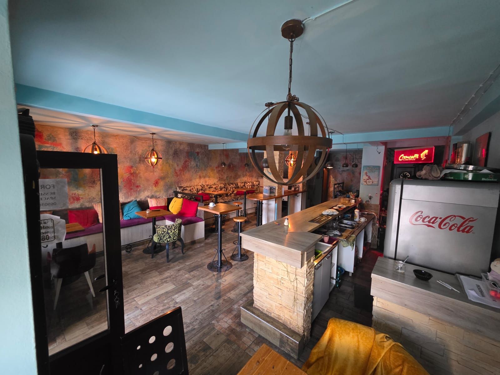 Izdavanje poslovnog prostora u centru Cetinja – prometna lokacija, 80 m² sa suterenom,magacinom i parking mestom - Amfora Real Estate