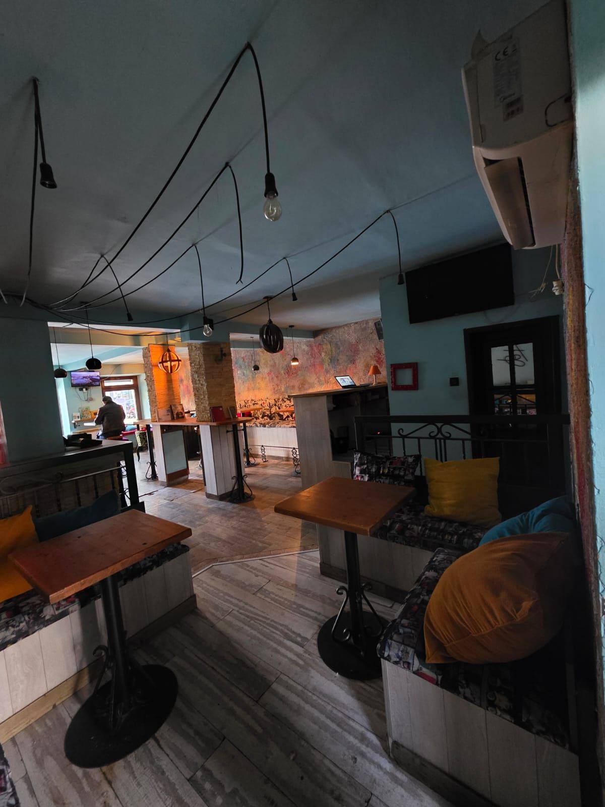 Izdavanje poslovnog prostora u centru Cetinja – prometna lokacija, 80 m² sa suterenom,magacinom i parking mestom - Amfora Real Estate