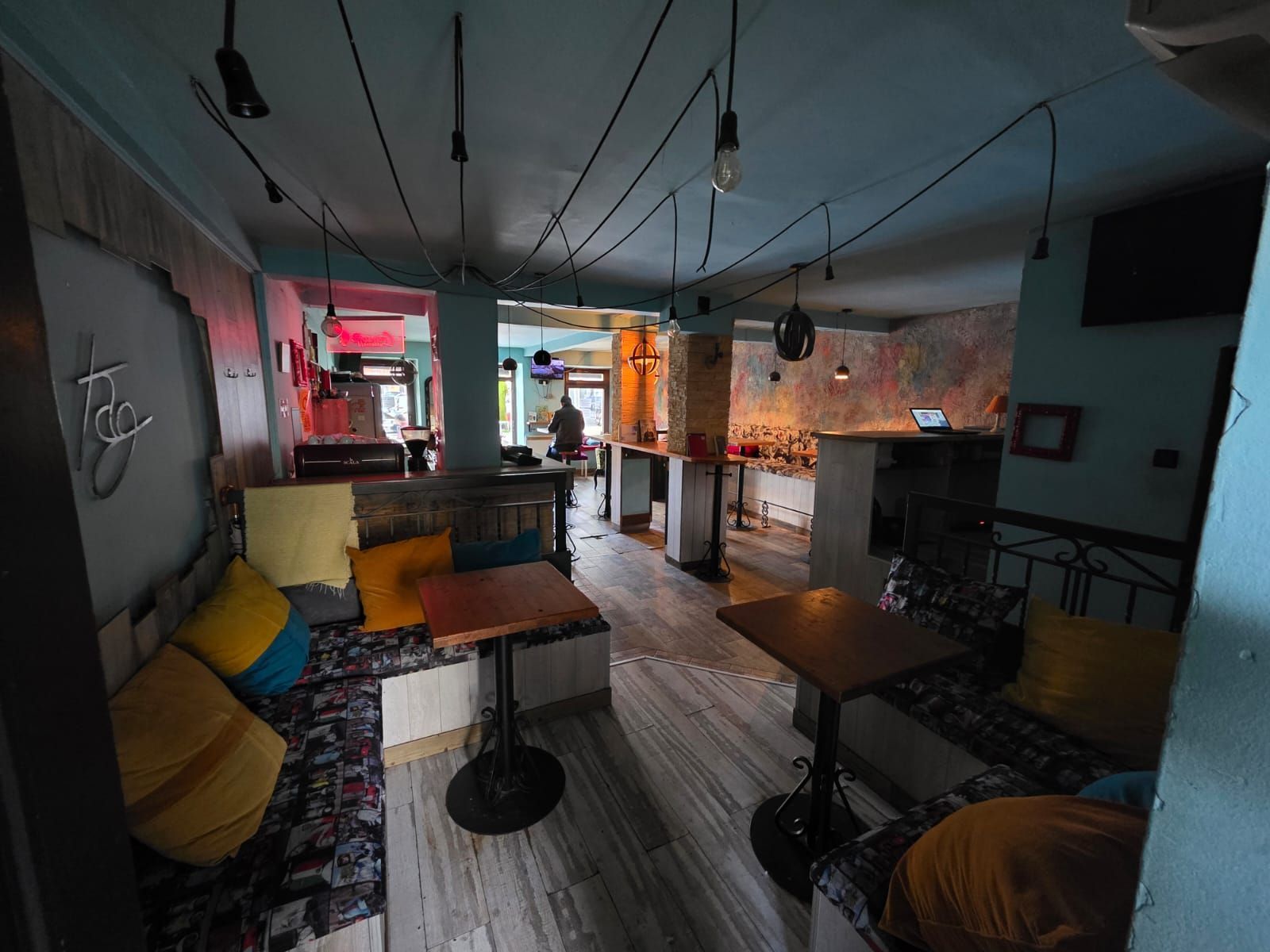 Izdavanje poslovnog prostora u centru Cetinja – prometna lokacija, 80 m² sa suterenom,magacinom i parking mestom - Amfora Real Estate