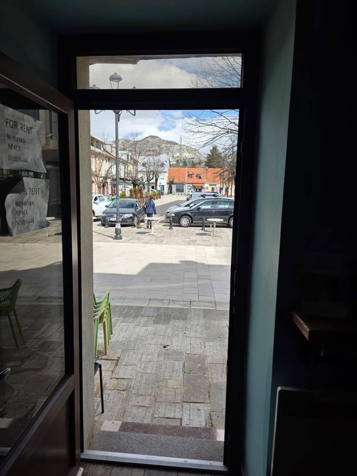 Izdavanje poslovnog prostora u centru Cetinja – prometna lokacija, 80 m² sa suterenom,magacinom i parking mestom - Amfora Real Estate