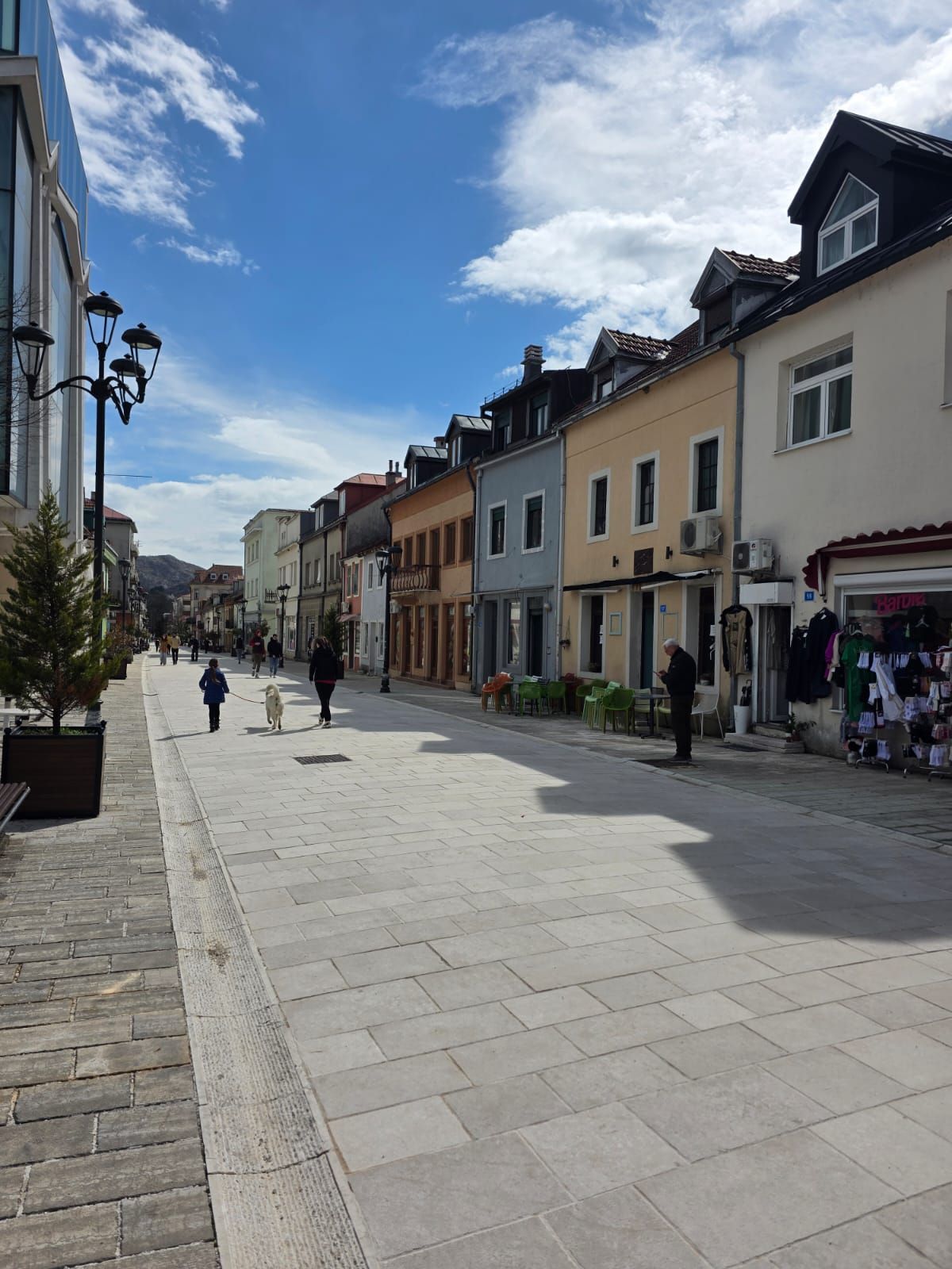 Izdavanje poslovnog prostora u centru Cetinja – prometna lokacija, 80 m² sa suterenom,magacinom i parking mestom - Amfora Real Estate