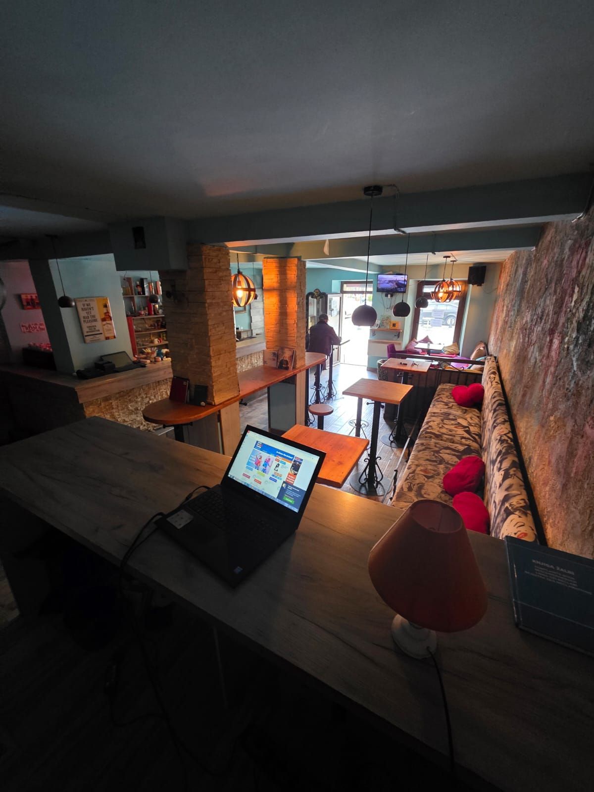 Izdavanje poslovnog prostora u centru Cetinja – prometna lokacija, 80 m² sa suterenom,magacinom i parking mestom - Amfora Real Estate