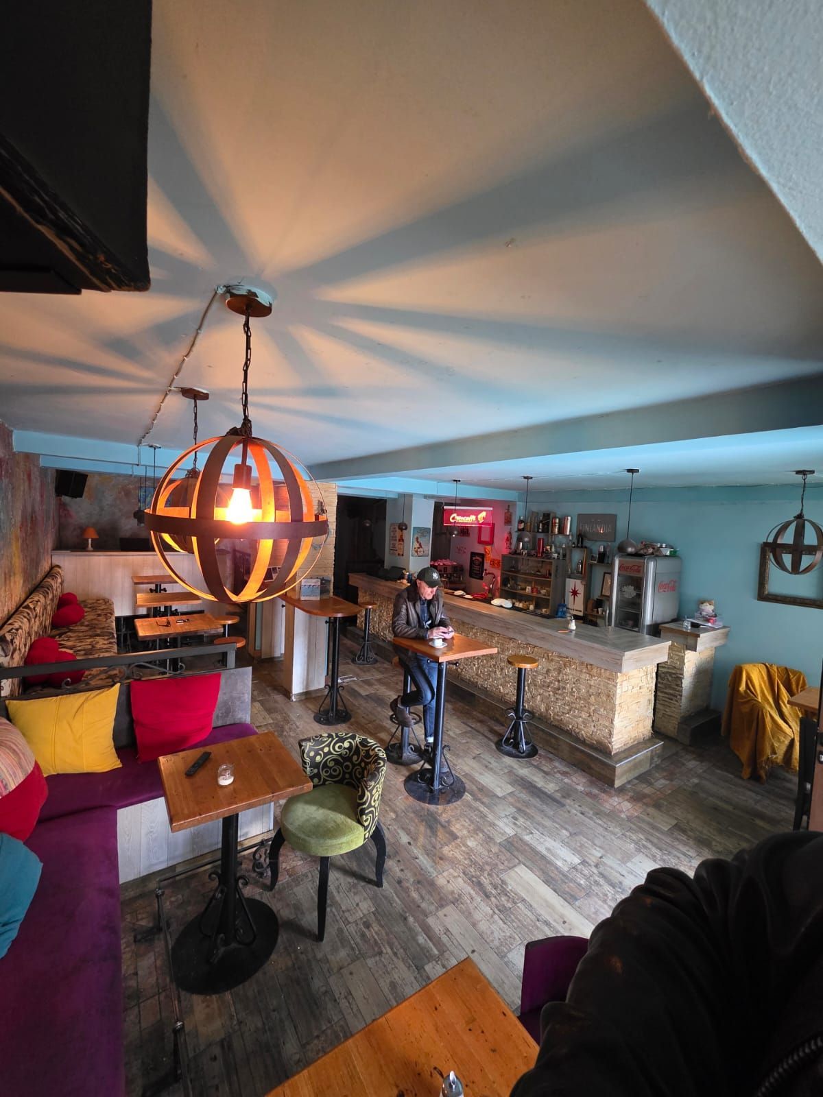 Izdavanje poslovnog prostora u centru Cetinja – prometna lokacija, 80 m² sa suterenom,magacinom i parking mestom - Amfora Real Estate